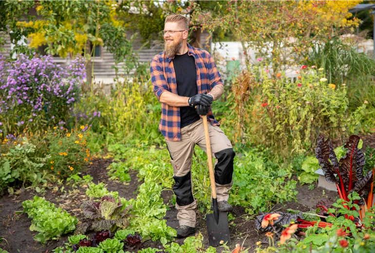 Gartengeräte - Mann mit Spaten Gartengeräte - Mann mit Spaten