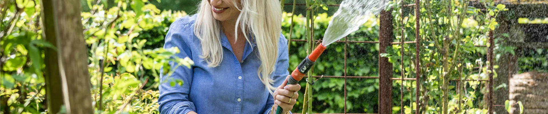 Gartenarbeit mit Gartenschlauch Gartenarbeit mit Gartenschlauch