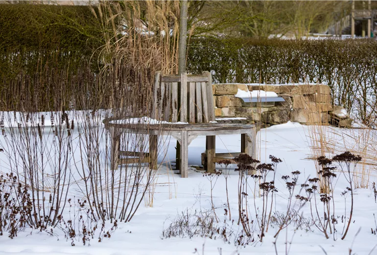 Winter - Gartenbank im Schnee