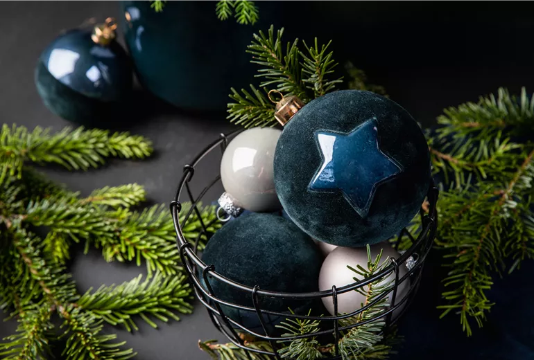 Weihnachtsdeko - Christbaumkugeln und Tannengrün Weihnachtsdeko - Christbaumkugeln und Tannengrün